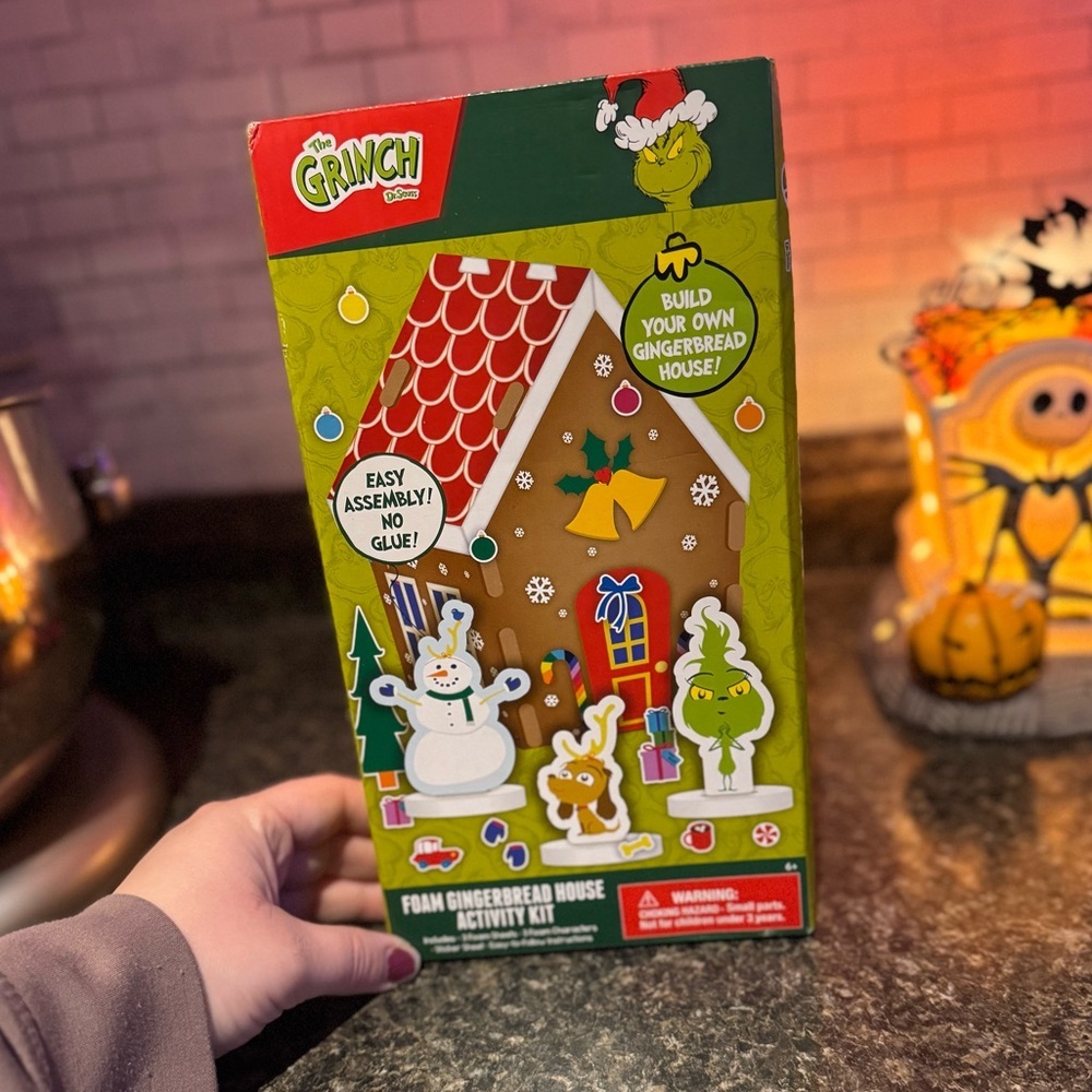 Dr. Seuss Grinch Foam Gingerbread House Kit with Red and Green Accents